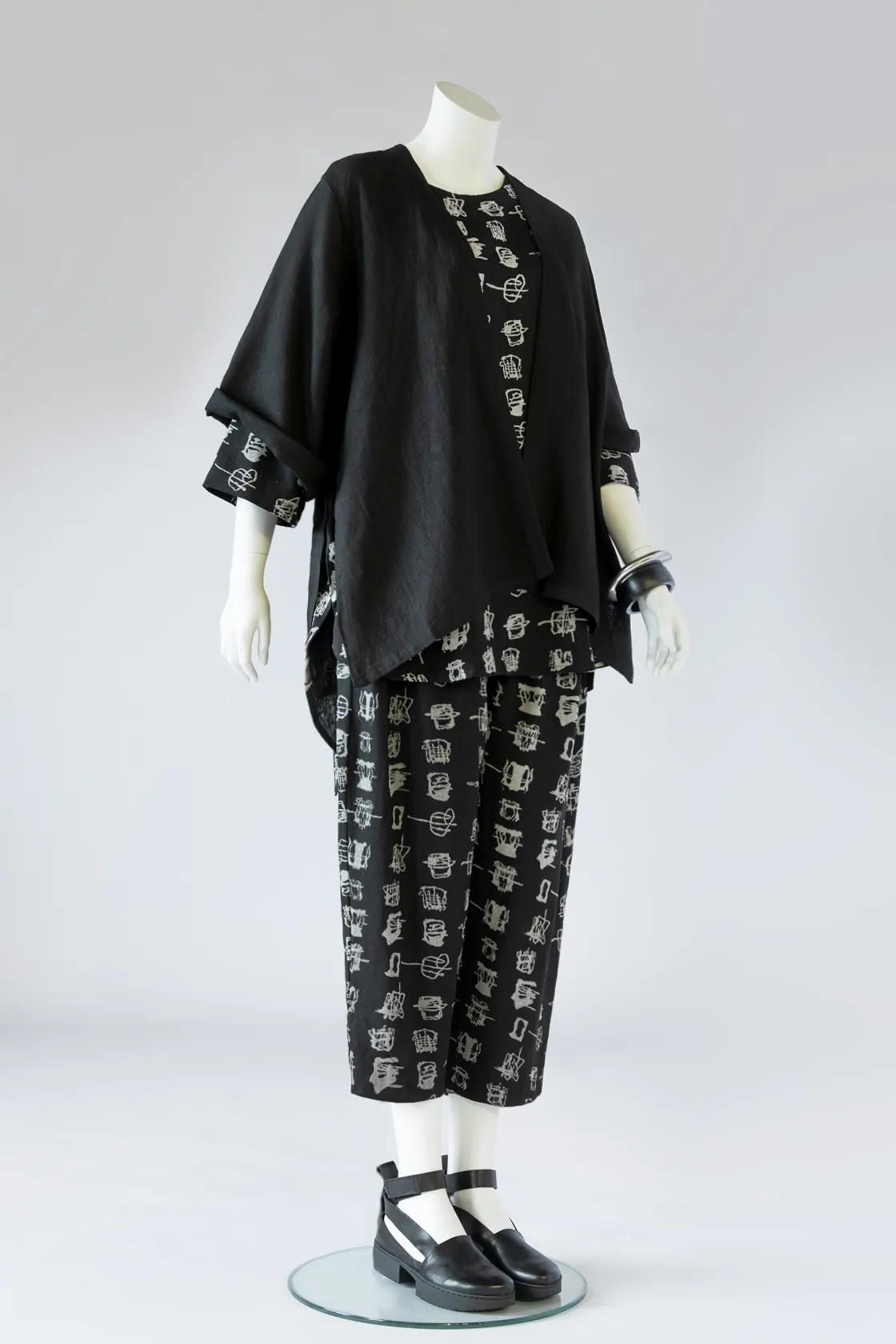 Zig Zag Short Kimono Jacket in Black Roma